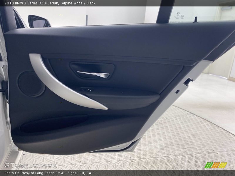 Alpine White / Black 2018 BMW 3 Series 320i Sedan