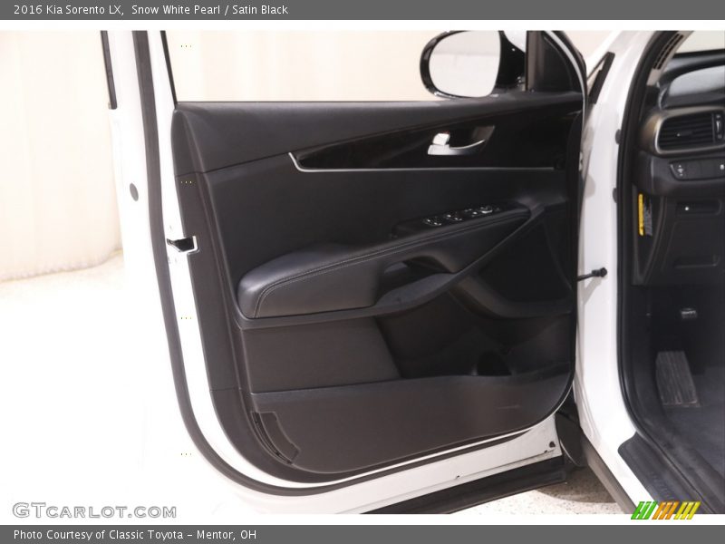 Snow White Pearl / Satin Black 2016 Kia Sorento LX