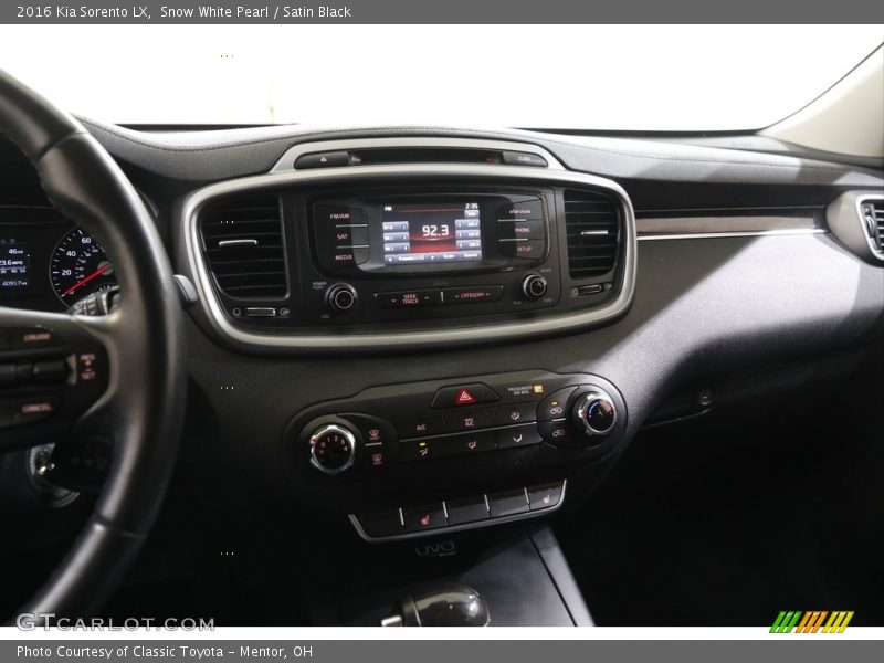 Snow White Pearl / Satin Black 2016 Kia Sorento LX