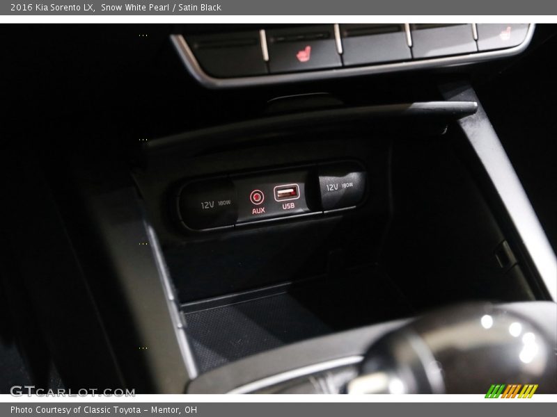 Snow White Pearl / Satin Black 2016 Kia Sorento LX
