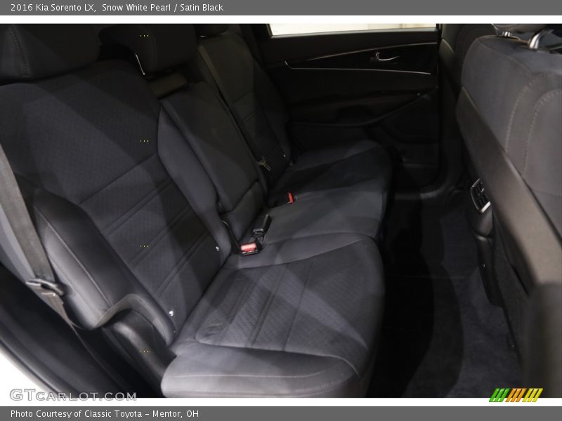 Snow White Pearl / Satin Black 2016 Kia Sorento LX