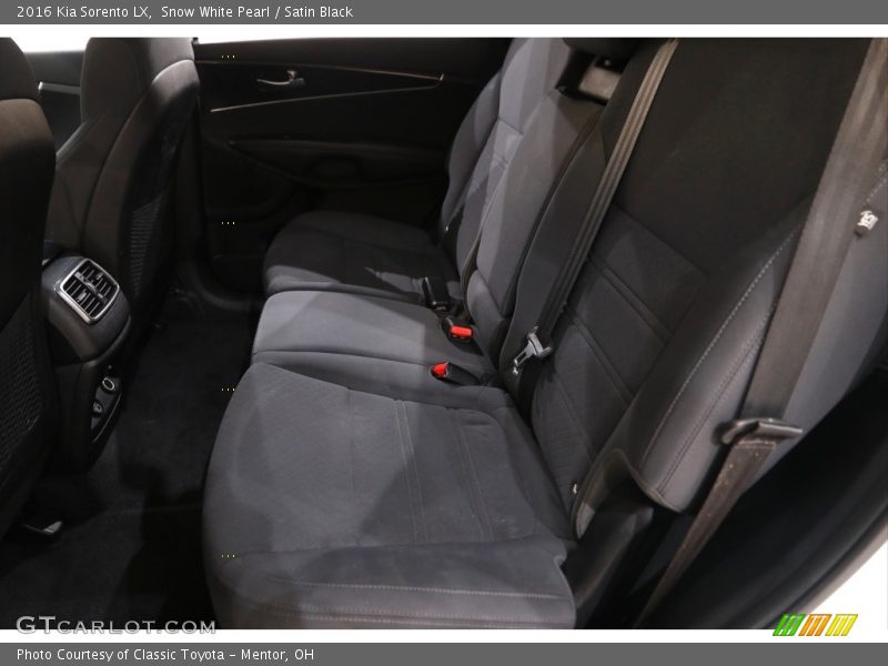 Snow White Pearl / Satin Black 2016 Kia Sorento LX