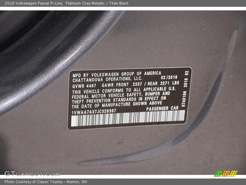 Platinum Gray Metallic / Titan Black 2018 Volkswagen Passat R-Line