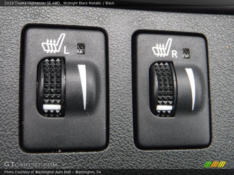 Midnight Black Metallic / Black 2019 Toyota Highlander SE AWD