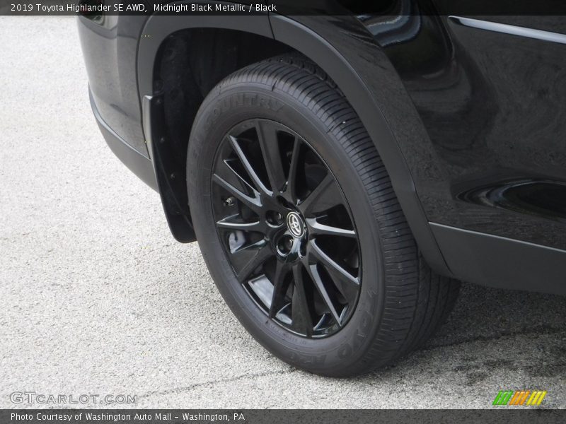 Midnight Black Metallic / Black 2019 Toyota Highlander SE AWD