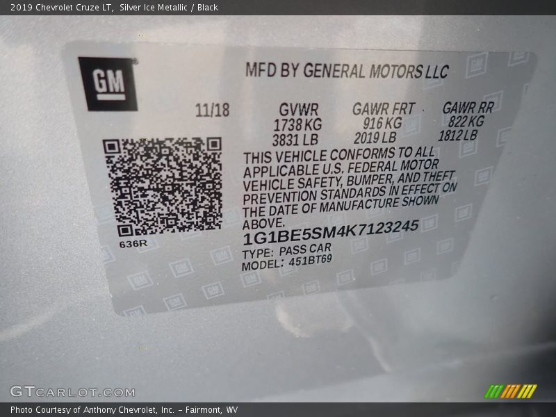 Silver Ice Metallic / Black 2019 Chevrolet Cruze LT