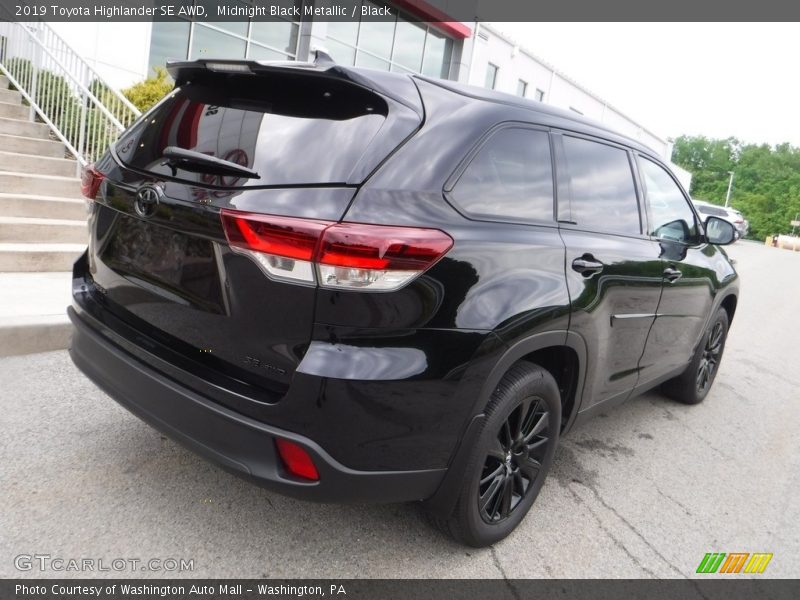 Midnight Black Metallic / Black 2019 Toyota Highlander SE AWD