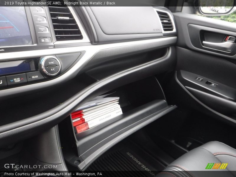 Midnight Black Metallic / Black 2019 Toyota Highlander SE AWD