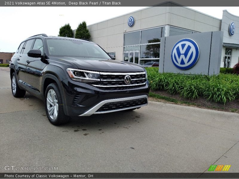 Deep Black Pearl / Titan Black 2021 Volkswagen Atlas SE 4Motion