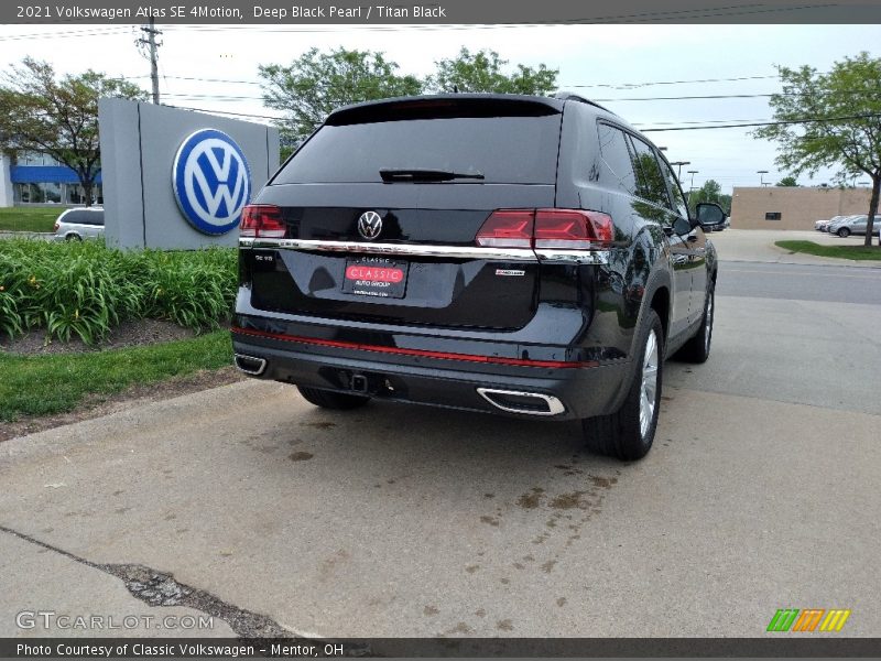 Deep Black Pearl / Titan Black 2021 Volkswagen Atlas SE 4Motion