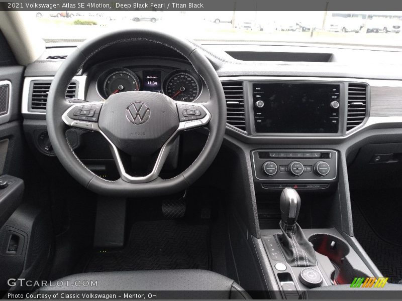 Deep Black Pearl / Titan Black 2021 Volkswagen Atlas SE 4Motion