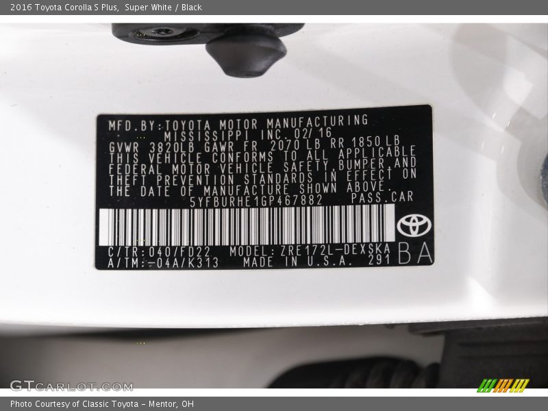Super White / Black 2016 Toyota Corolla S Plus