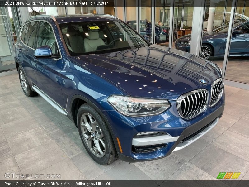 Front 3/4 View of 2021 X3 xDrive30e