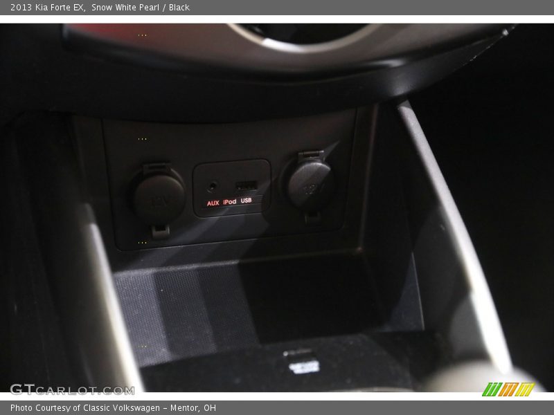 Snow White Pearl / Black 2013 Kia Forte EX