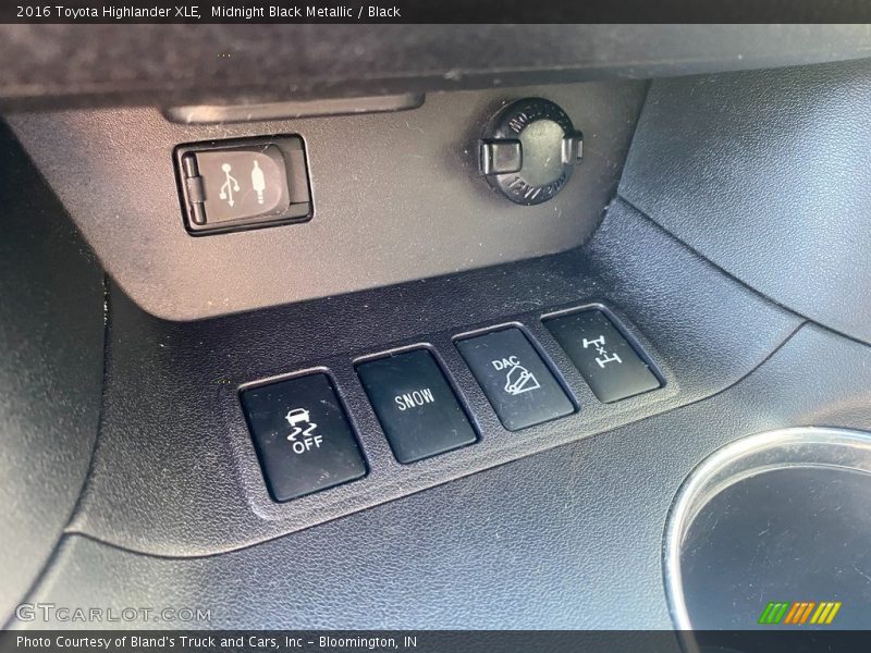 Midnight Black Metallic / Black 2016 Toyota Highlander XLE
