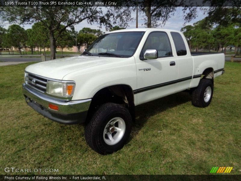 Front 3/4 View of 1995 T100 Truck SR5 Extended Cab 4x4