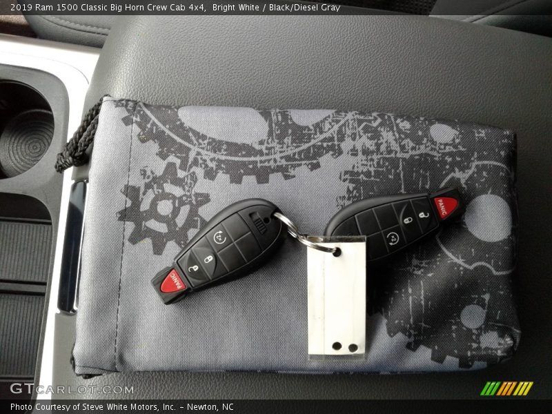 Bright White / Black/Diesel Gray 2019 Ram 1500 Classic Big Horn Crew Cab 4x4
