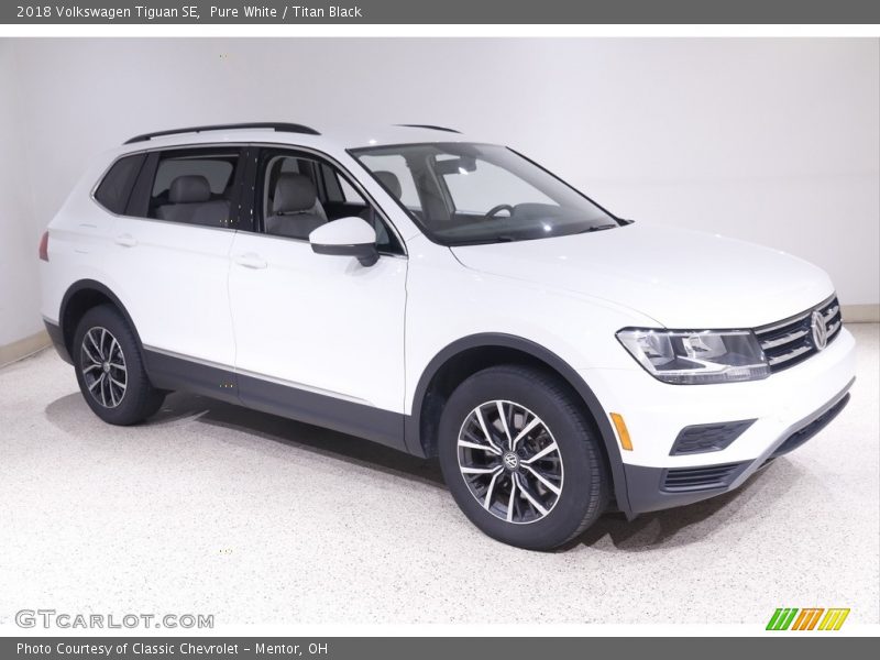 Pure White / Titan Black 2018 Volkswagen Tiguan SE