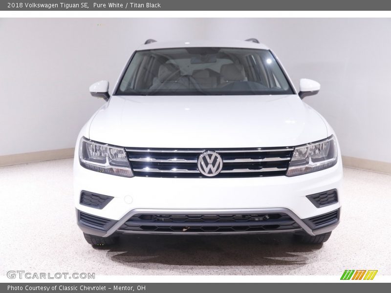 Pure White / Titan Black 2018 Volkswagen Tiguan SE