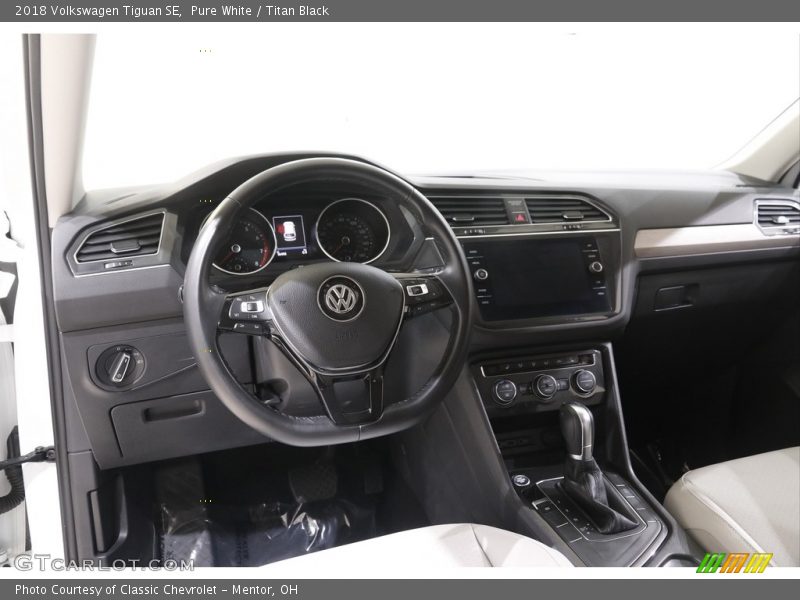 Pure White / Titan Black 2018 Volkswagen Tiguan SE