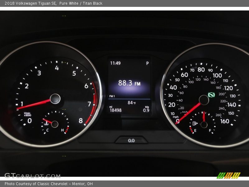 Pure White / Titan Black 2018 Volkswagen Tiguan SE