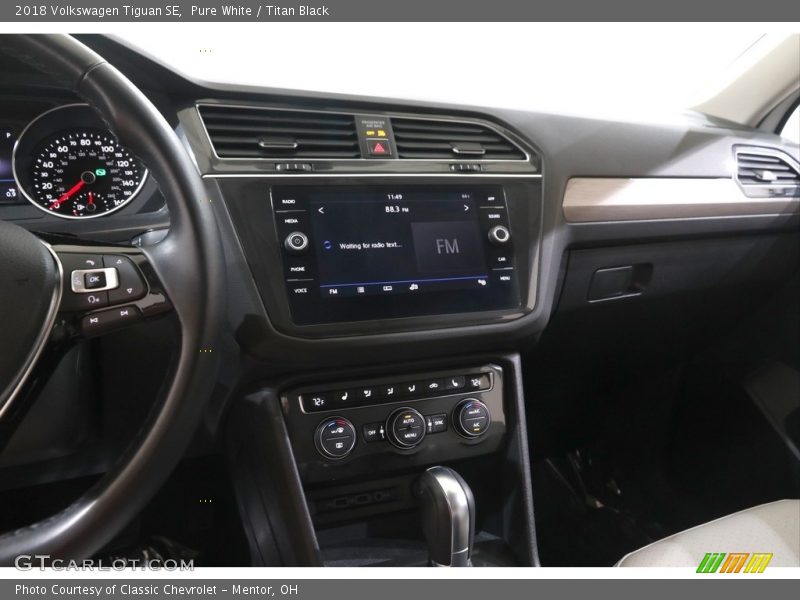 Pure White / Titan Black 2018 Volkswagen Tiguan SE