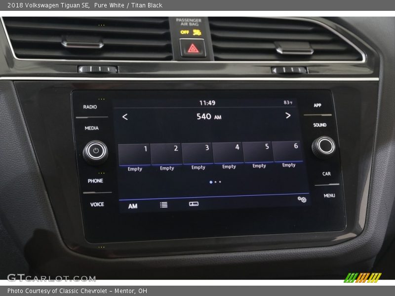 Pure White / Titan Black 2018 Volkswagen Tiguan SE