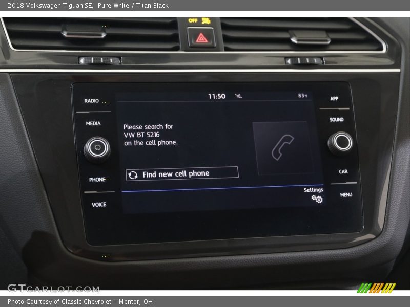 Pure White / Titan Black 2018 Volkswagen Tiguan SE