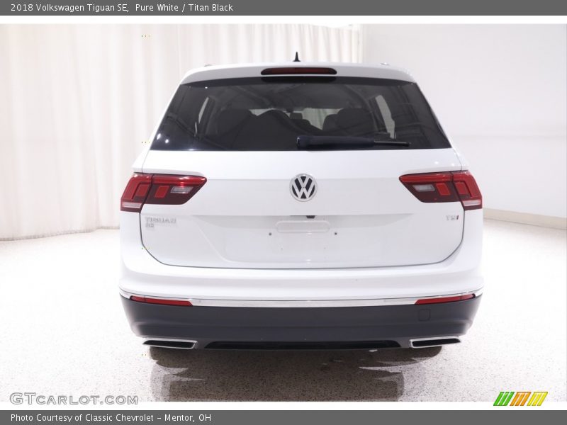 Pure White / Titan Black 2018 Volkswagen Tiguan SE