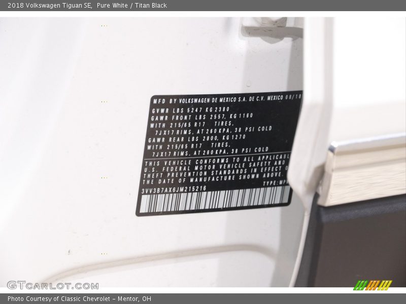 Pure White / Titan Black 2018 Volkswagen Tiguan SE
