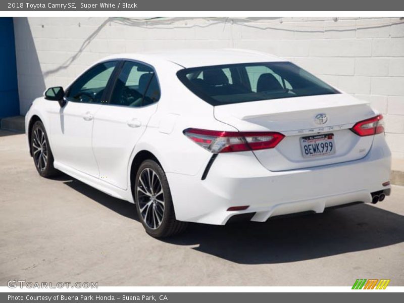 Super White / Black 2018 Toyota Camry SE