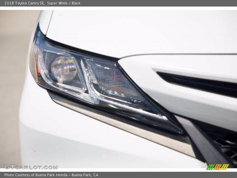 Super White / Black 2018 Toyota Camry SE
