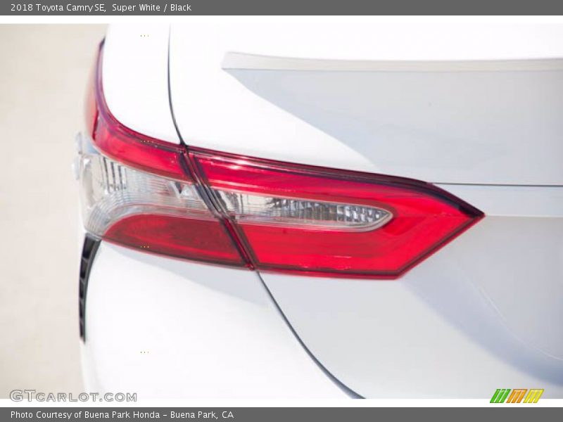 Super White / Black 2018 Toyota Camry SE
