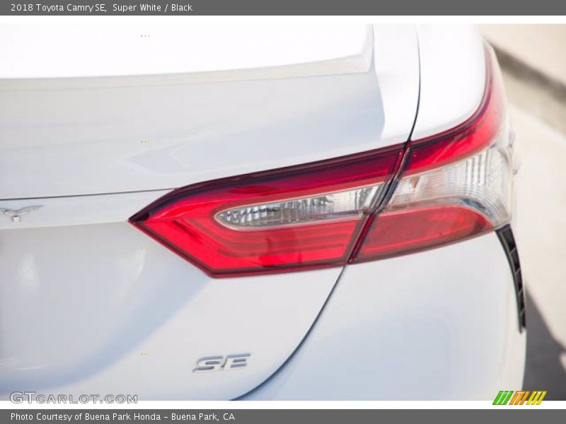 Super White / Black 2018 Toyota Camry SE