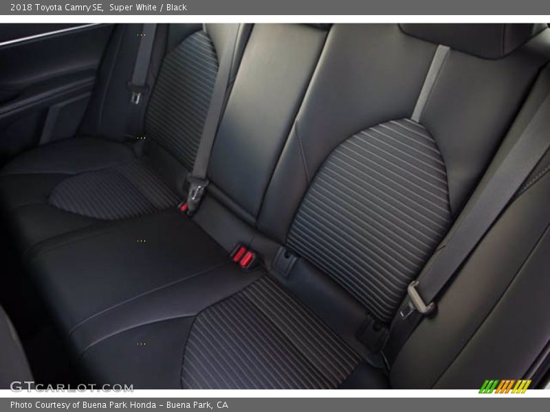 Super White / Black 2018 Toyota Camry SE