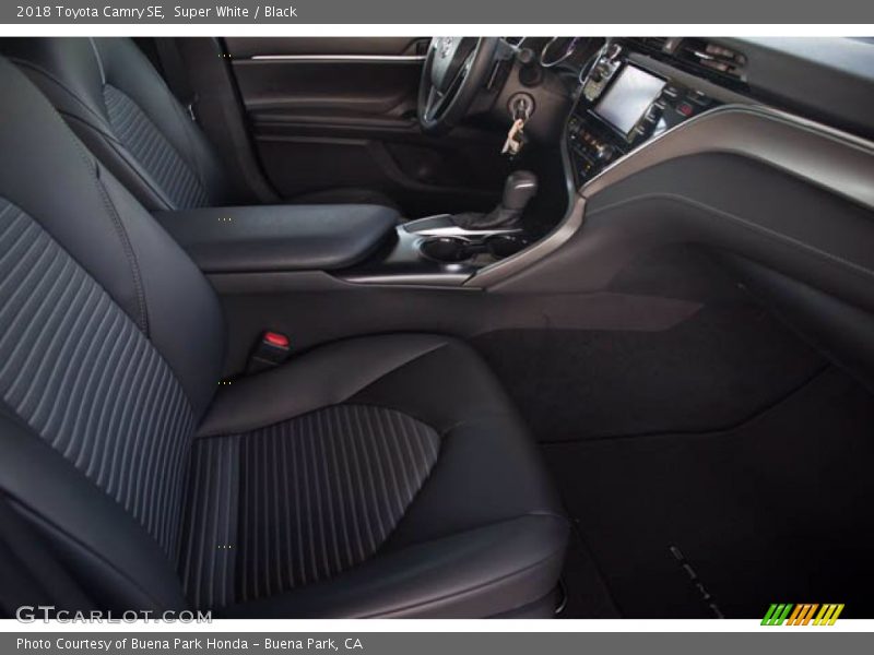 Super White / Black 2018 Toyota Camry SE