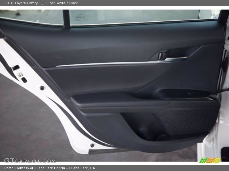 Super White / Black 2018 Toyota Camry SE