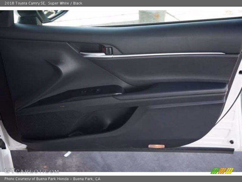 Super White / Black 2018 Toyota Camry SE