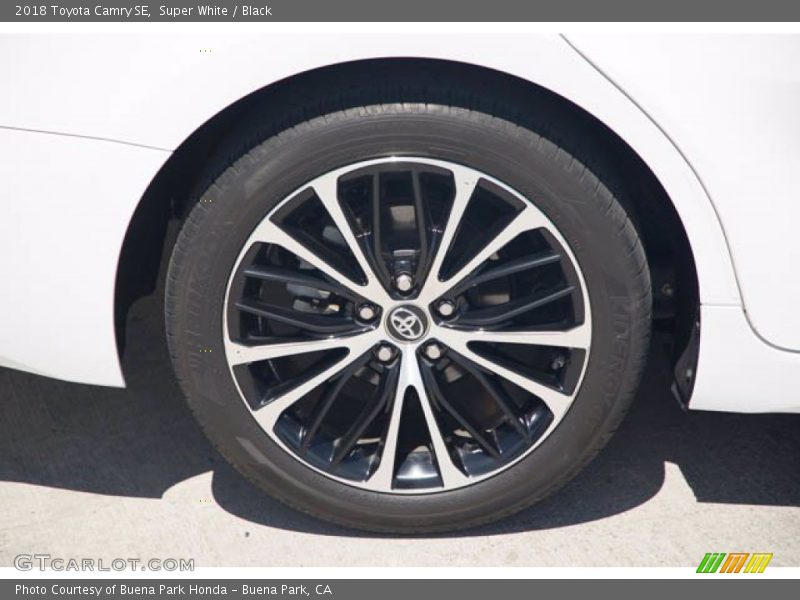 Super White / Black 2018 Toyota Camry SE