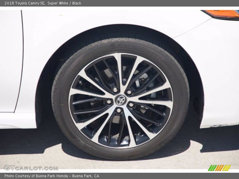 Super White / Black 2018 Toyota Camry SE