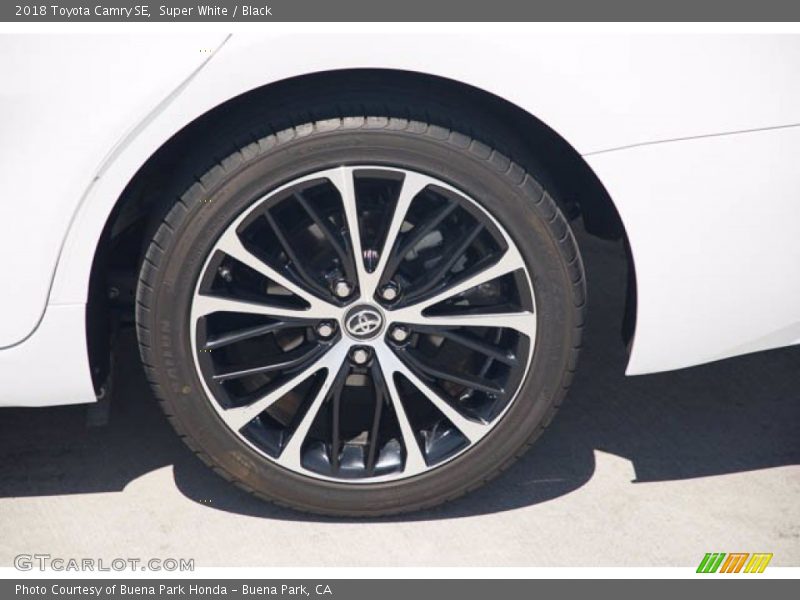 Super White / Black 2018 Toyota Camry SE