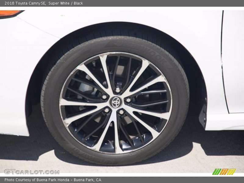 Super White / Black 2018 Toyota Camry SE