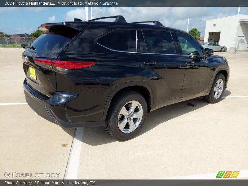 Midnight Black Metallic / Graphite 2021 Toyota Highlander LE