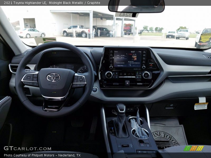 Midnight Black Metallic / Graphite 2021 Toyota Highlander LE