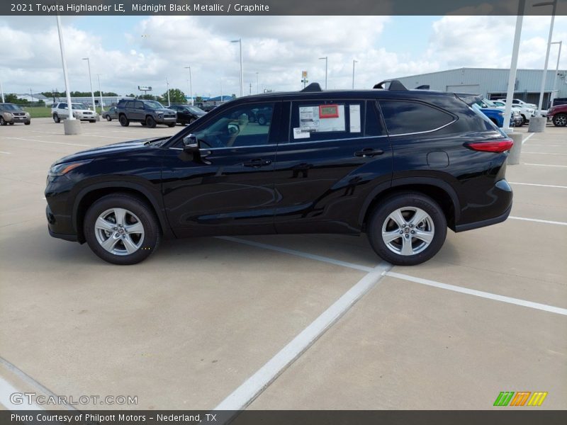 Midnight Black Metallic / Graphite 2021 Toyota Highlander LE