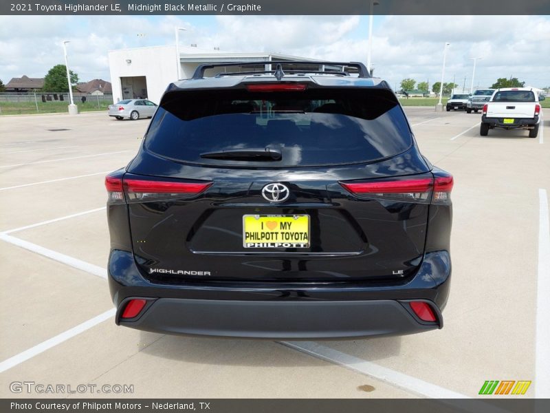 Midnight Black Metallic / Graphite 2021 Toyota Highlander LE
