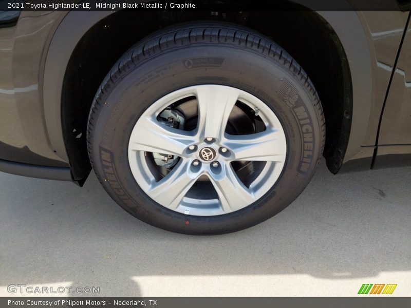 Midnight Black Metallic / Graphite 2021 Toyota Highlander LE