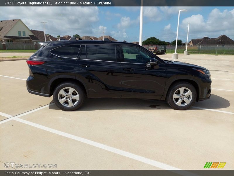 Midnight Black Metallic / Graphite 2021 Toyota Highlander LE