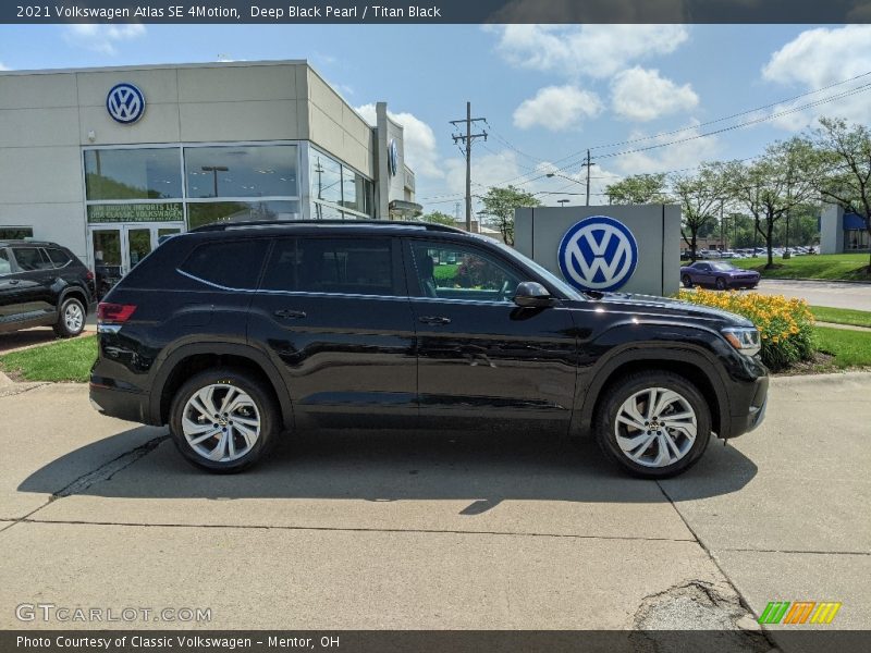 Deep Black Pearl / Titan Black 2021 Volkswagen Atlas SE 4Motion