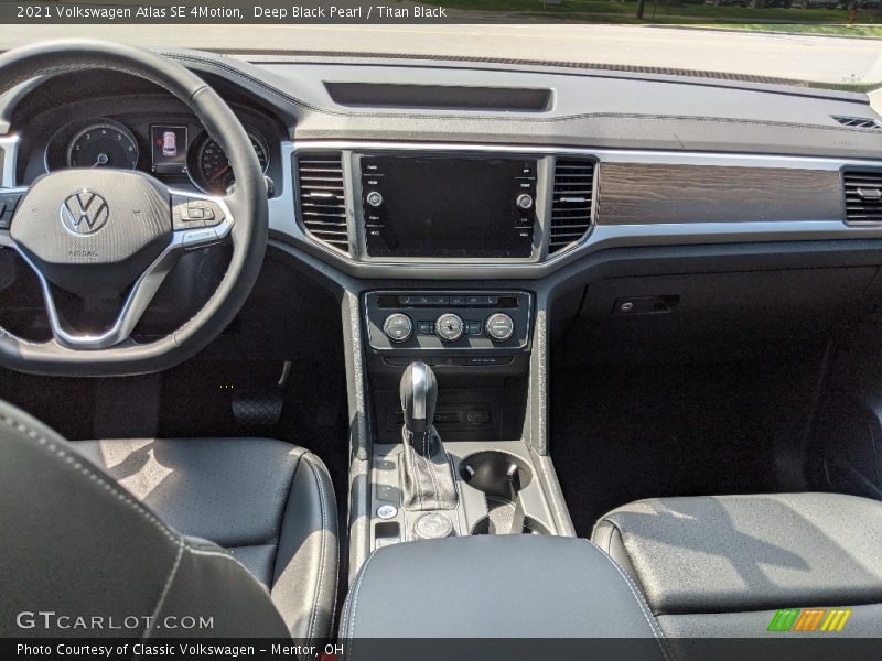 Deep Black Pearl / Titan Black 2021 Volkswagen Atlas SE 4Motion